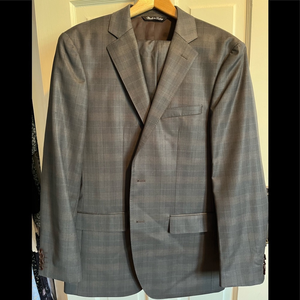 Sarar brown with plaid men’s suit